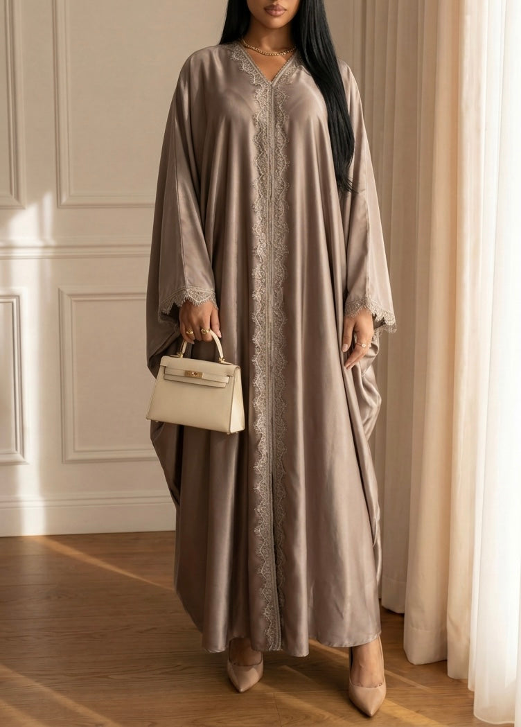 Abaya satin dentelle taupe – robe longue élégante