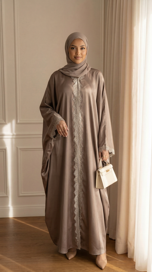 Abaya satin dentelle taupe – robe longue élégante