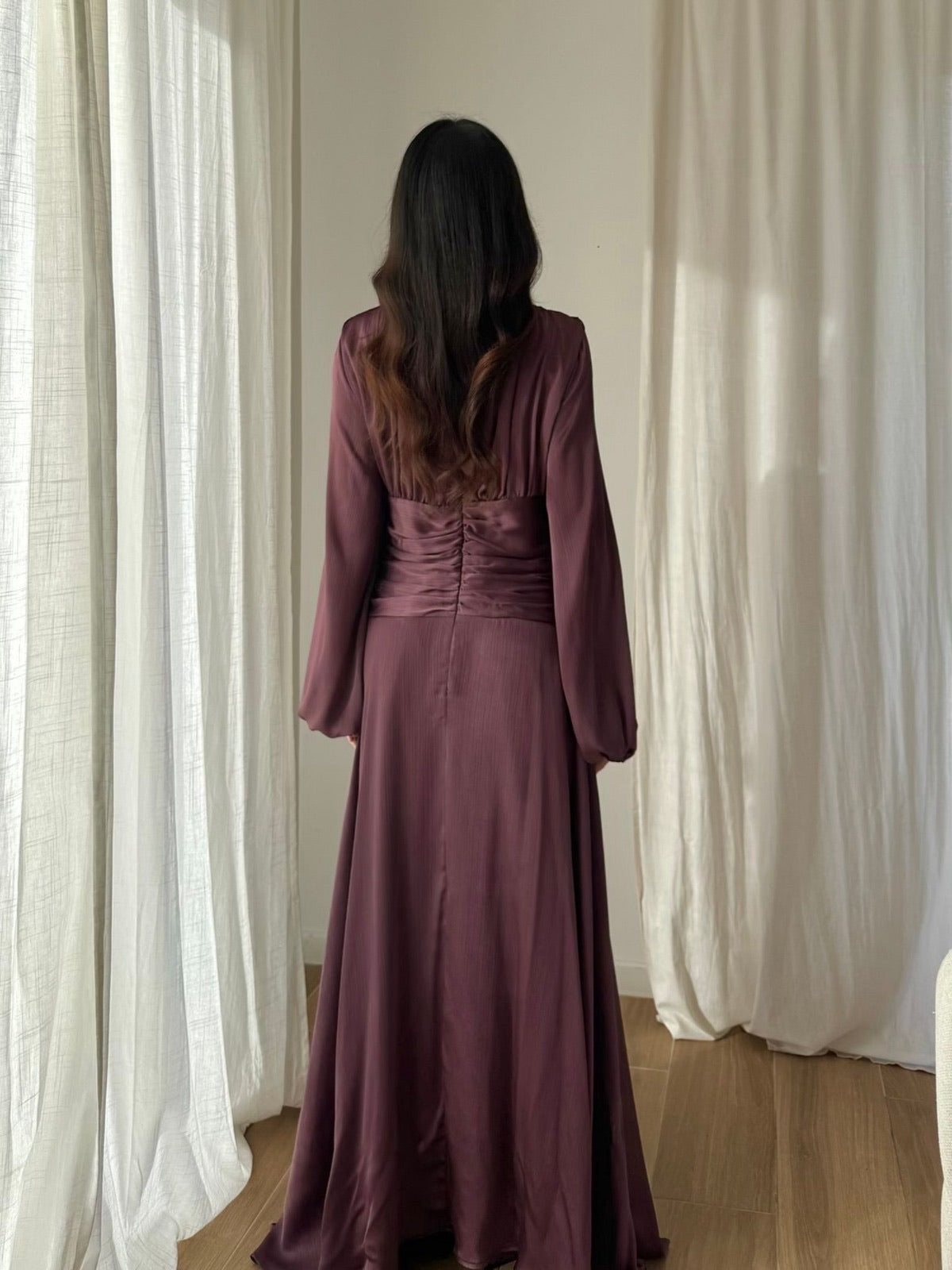 Robe longue satinée taille froncée –  Aubergine